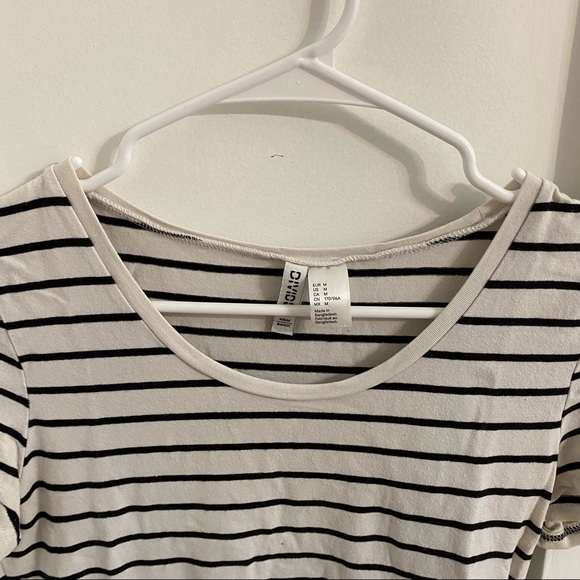 H&M DIVIDED BASIC BLACK AND WHITE STRIPED TEE - Picture 4 of 4